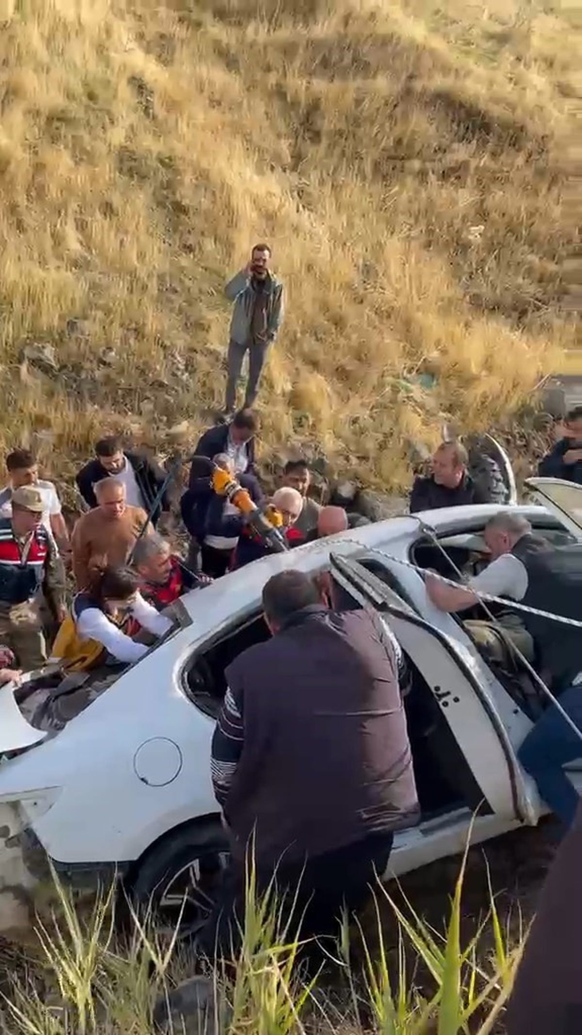 Elazığ Karakoçan\'da otomobil takla attı, itfaiye araçta sıkışan 3 yaralıyı çıkardı