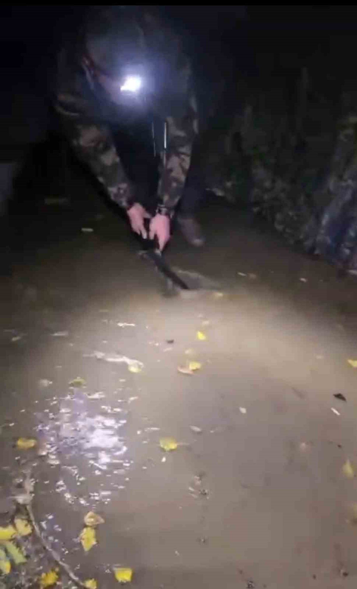 Elazığ Sivrice\'de kampçılar Hazar Gölü kıyısında fırtınada zor anlar yaşadı