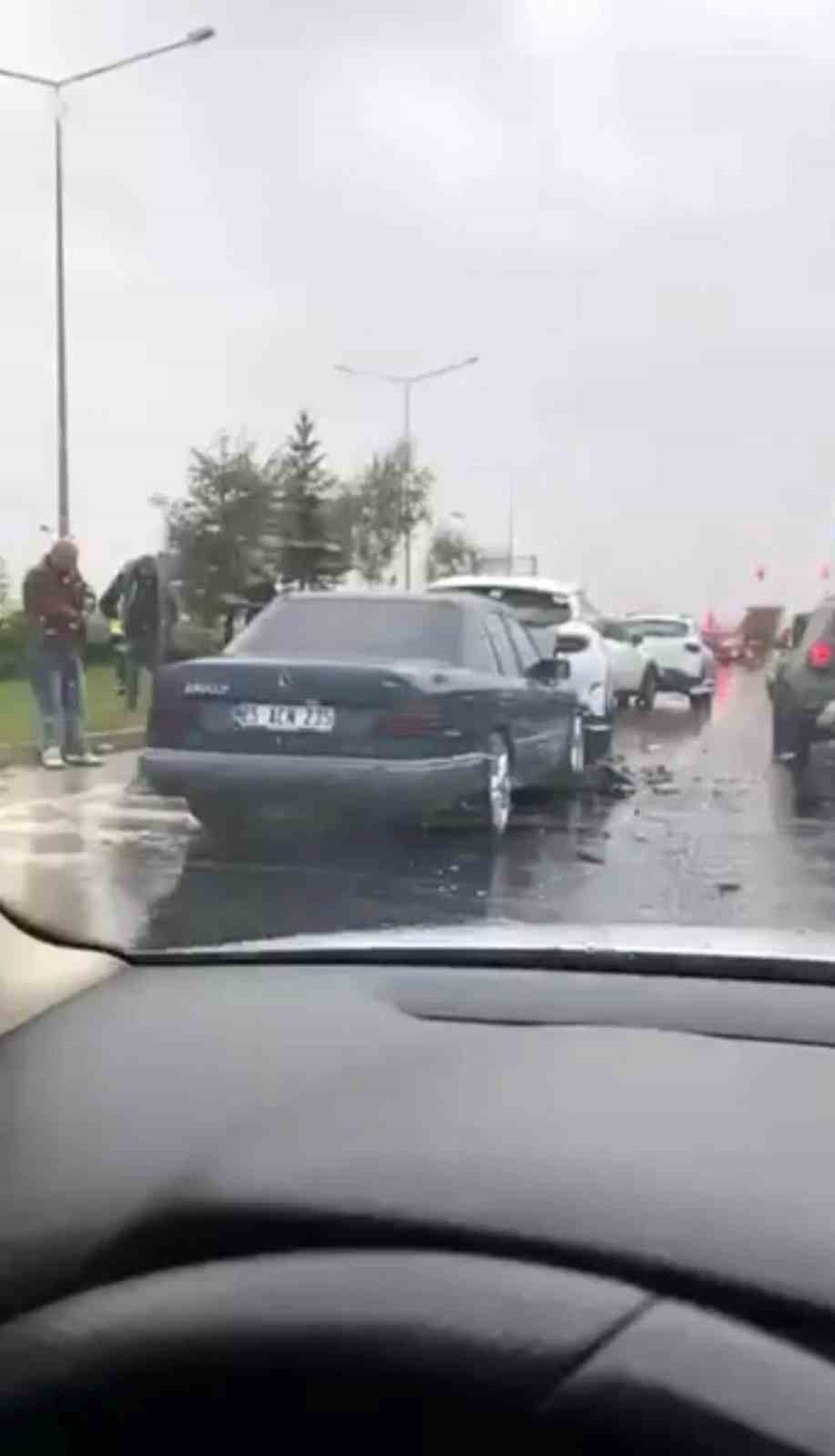 Erzurum Dadaşkent yolunda kaygan zemin 5 aracı zincirleme kazaya sürükledi