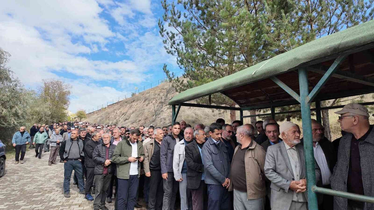 Erzurum Oltu\'da kalp krizi geçiren eski esnaf Abdullah Taşçı toprağa verildi