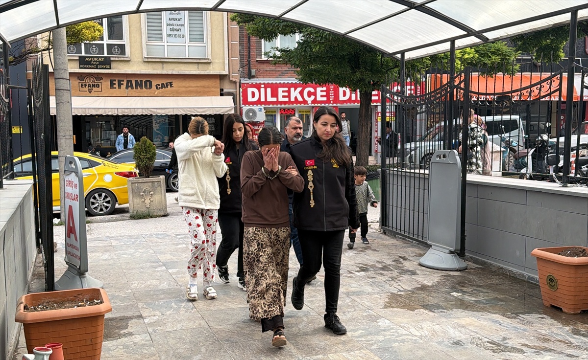 Eskişehir\'de 2 evden hırsızlık iddiasıyla tutuklanan 2 şüphelide 168 bin lira bulundu