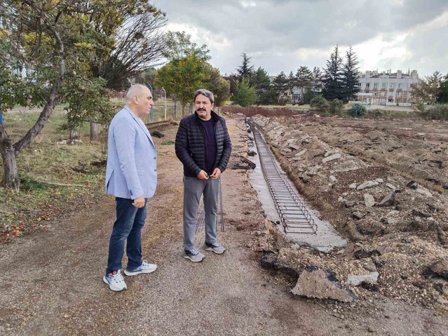 Hasan Kalın, Eskişehir'deki Necdet Yıldırım Spor Sahası'nda çalışmaları inceledi