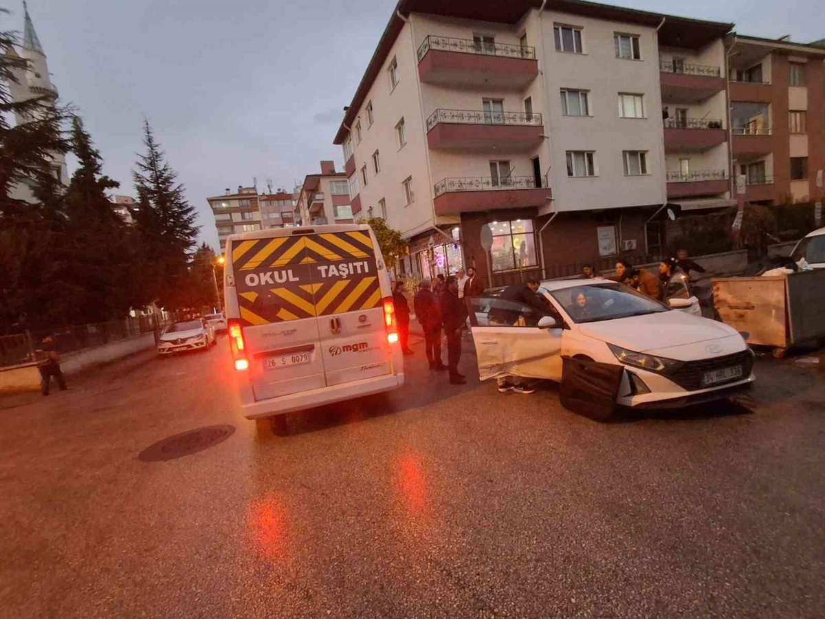 Eskişehir\'de servis minibüsü otomobille çarpıştı, sürücü ve yolcular hafif yaralandı