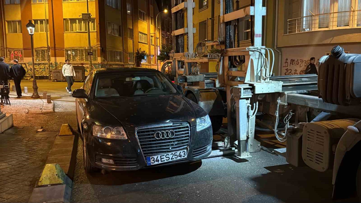 Eskişehir Tepebaşı\'nda ekipler hatalı park edilen aracı çekti, sürücüye ceza kesti