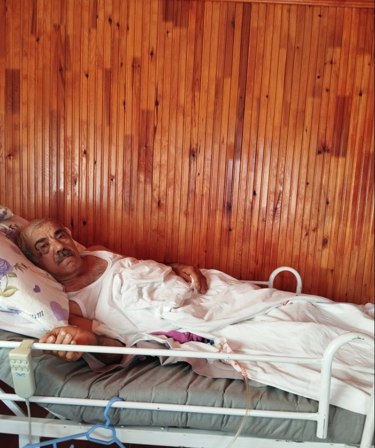 Ayancık\'ta felç kalan 67 yaşındaki adam, köy yolu için Kaymakamlıktan yardım istiyor