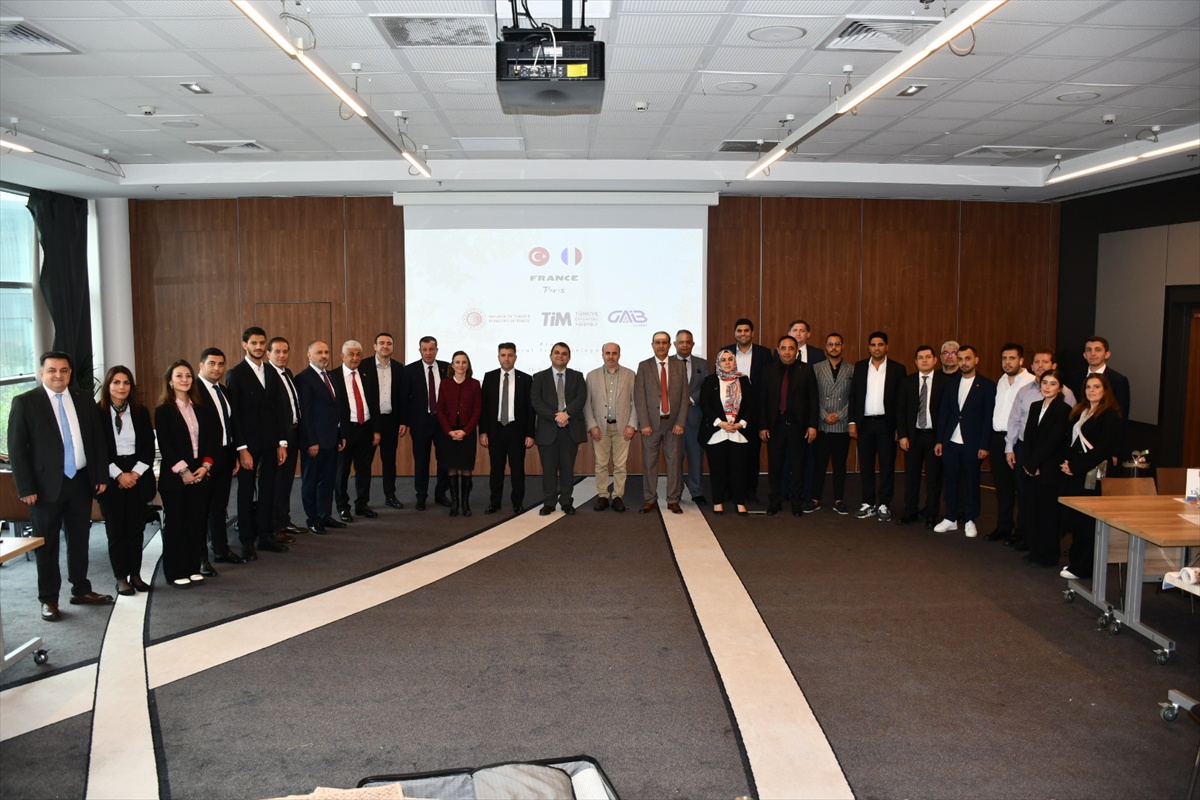 Türk halı üreticileri Paris\'te Fransız ithalatçılarla ikili görüşmeler yaptı