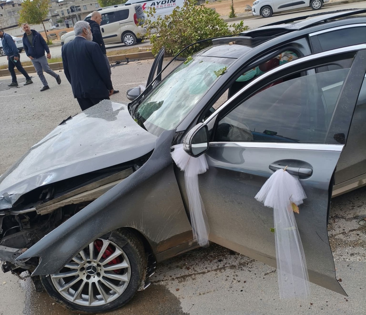 Gaziantep Nizip\'te gelin arabası süslü otomobil direğe çarptı, sürücü hafif yaralandı
