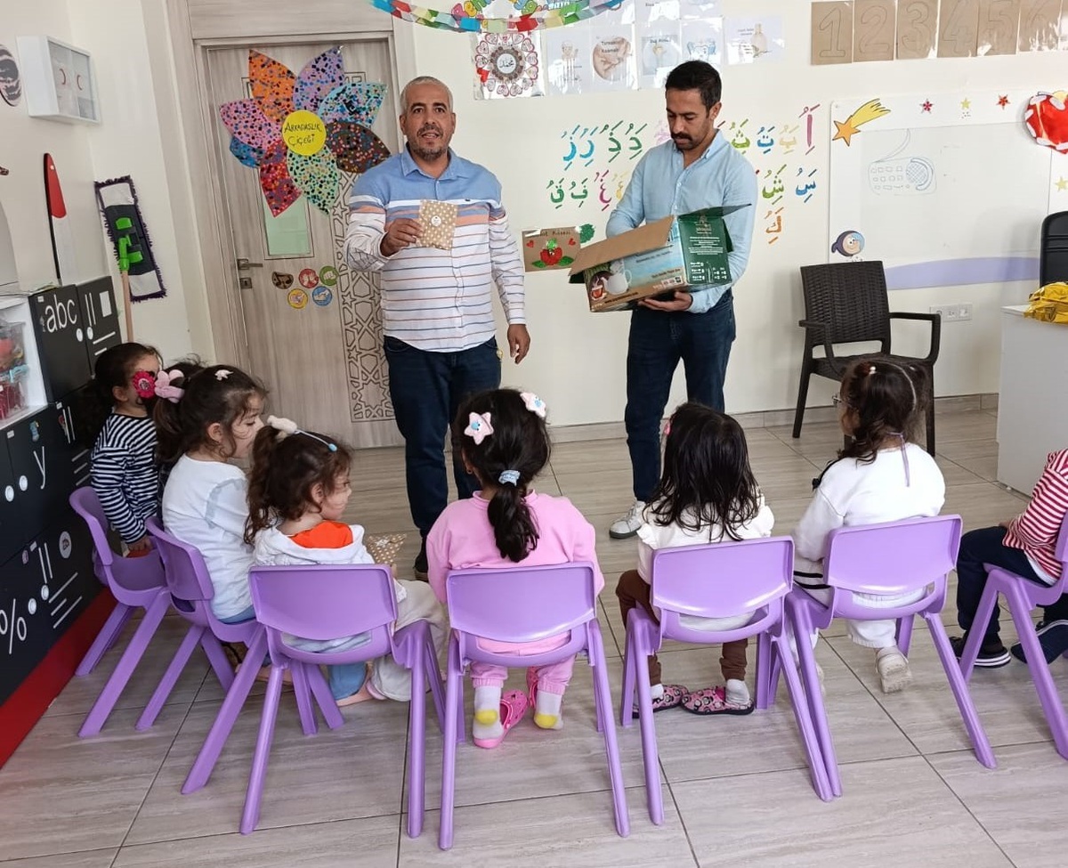 Gaziantep\'te Nurdağı ve İslahiye\'de depremzede çocuklar sevindirildi, hediye verildi