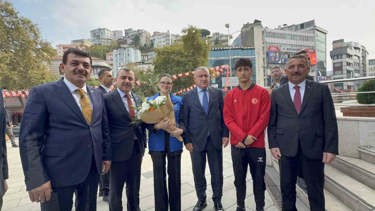 Bakan Bak, Zonguldak\'ta Şeref Defteri\'ni imzaladı, AK Parti\'de toplantıya katıldı