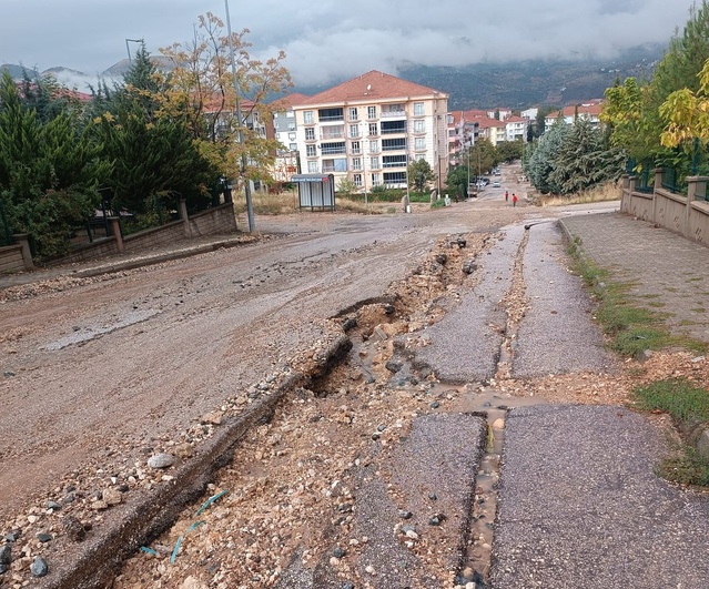 Gölbaşı’nda sel suları karayolunda hasara neden oldu