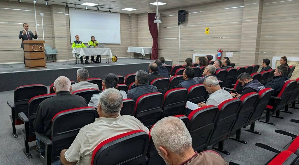 Amasya Göynücek\'te jandarma, servis sürücülerine trafik güvenliği eğitimi verdi