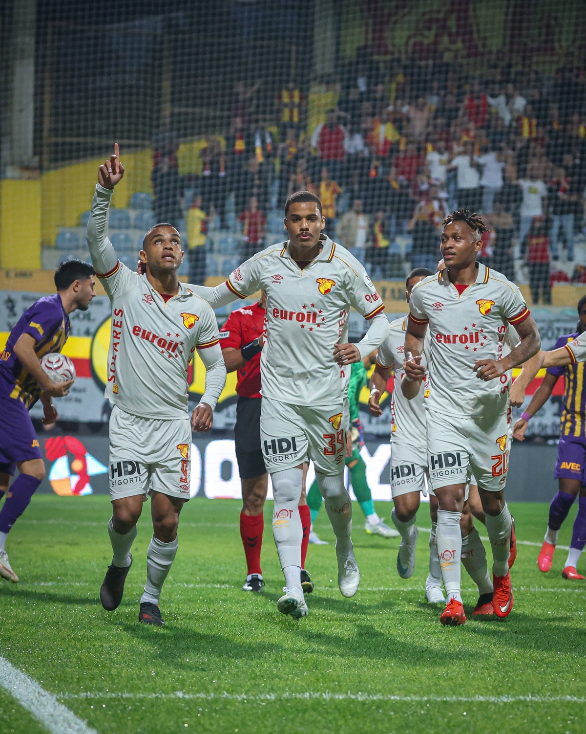 Göztepe, sezonun ilk galibiyetini Eyüpspor deplasmanında 4-0 kazanarak aldı