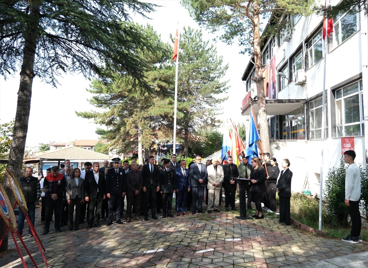 Güdül\'de Ankara\'nın başkent oluşunun 103. yılı için anıta çelenk konuldu