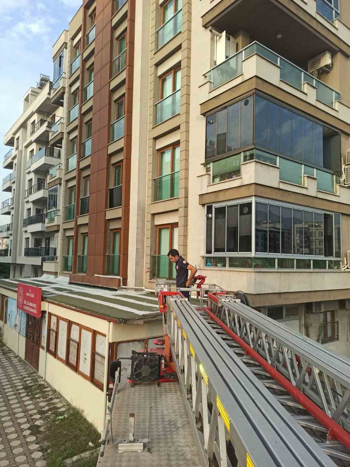 Güvercin Hatay Payas\'ta balkon boşluğundan itfaiye ekiplerince kurtarıldı