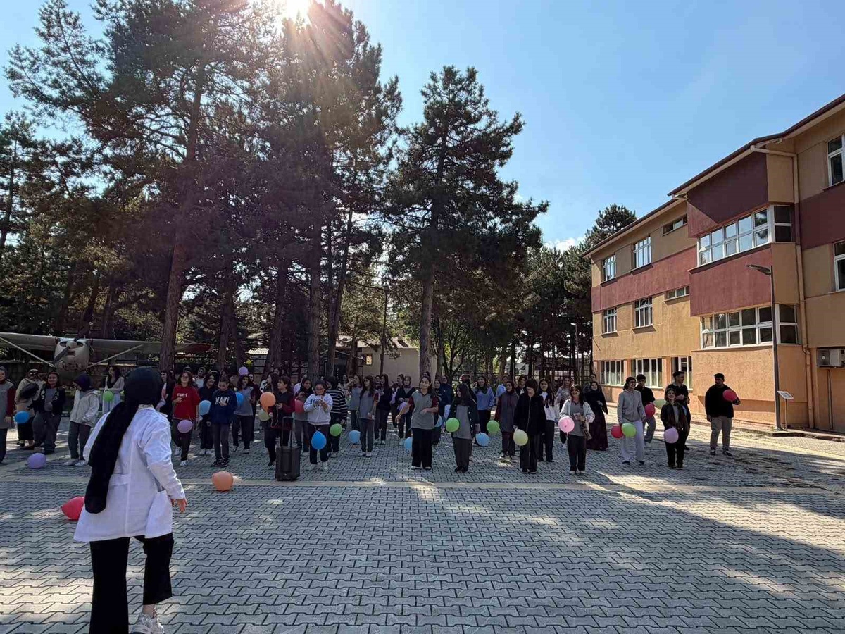 Hitit Üniversitesi, Dünya Kız Çocukları Günü\'nde fiziksel aktiviteye dikkat çekti
