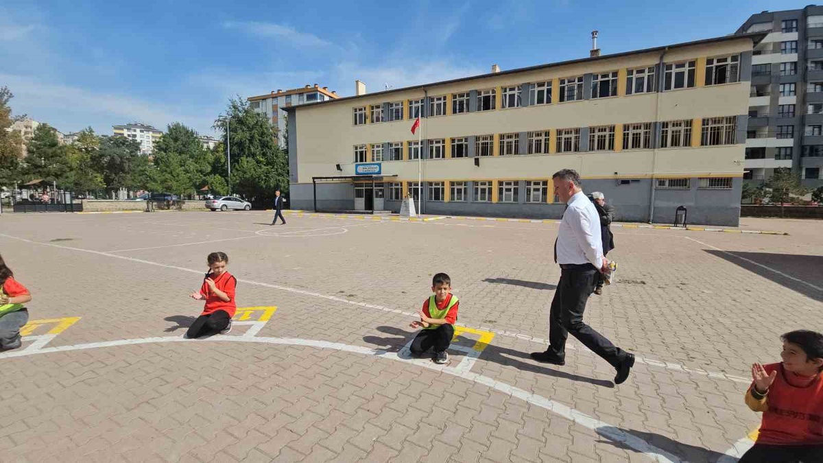 İl Milli Eğitim Müdürü Esen, Malazgirt İlkokulu\'nda öğrencilerle oyun oynadı