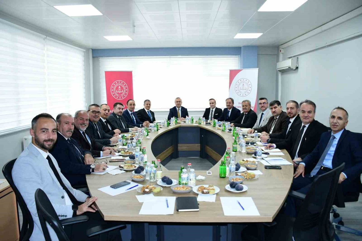 Eskişehir İnönü\'de eğitim toplantısında okul güvenliği ve akademik başarı ele alındı