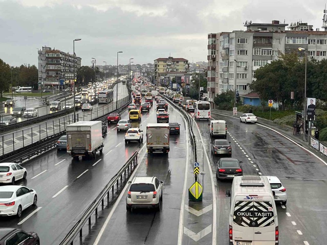 İstanbul'da akşam iş çıkışı trafik yoğunluğu yağışla yüzde 89'a ulaştı