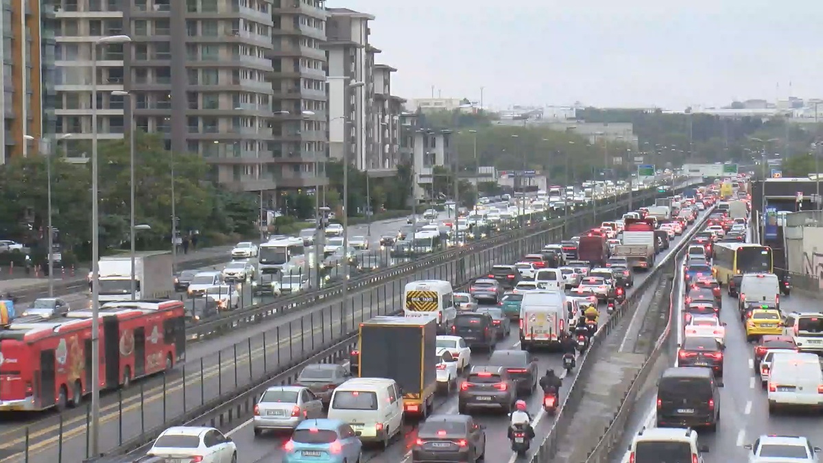 İstanbul\'da yağışlı akşam trafiği durma noktasına geldi, yoğunluk yüzde 89\'a ulaştı