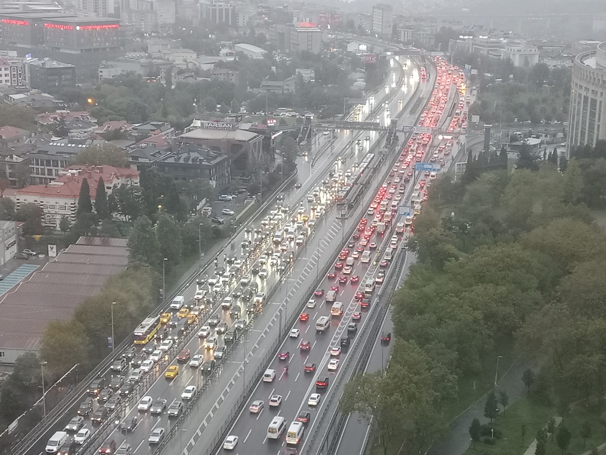 İstanbul\'da trafik yoğunluğu yağış ve Galatasaray-Barcelona maçıyla yüzde 89\'a ulaştı