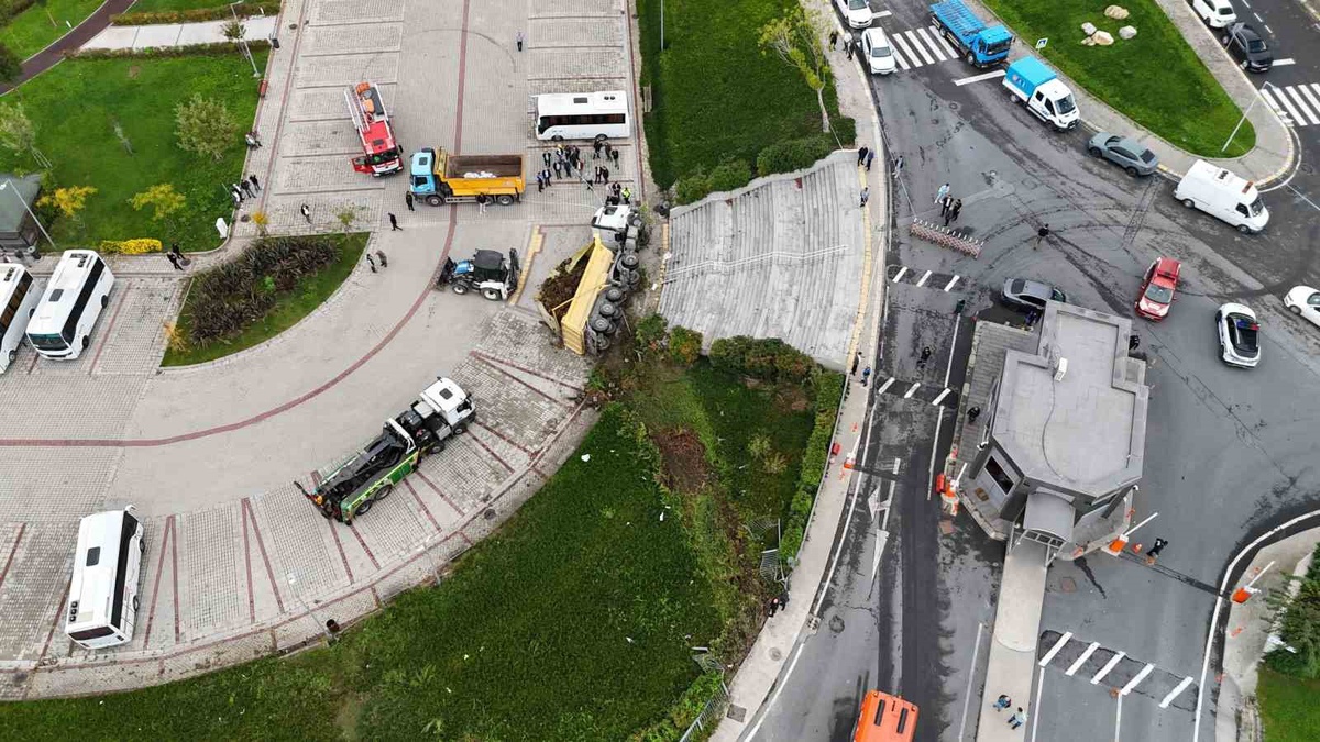 İstanbul Eyüpsultan\'da bariyere çarpan kamyon İSKİ otoparkına düşüp iki sürücüyü yaraladı