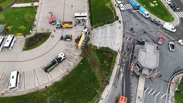 İstanbul Eyüpsultan'da bariyere çarpan kamyon İSKİ otoparkına düşüp iki sürücüyü yaraladı