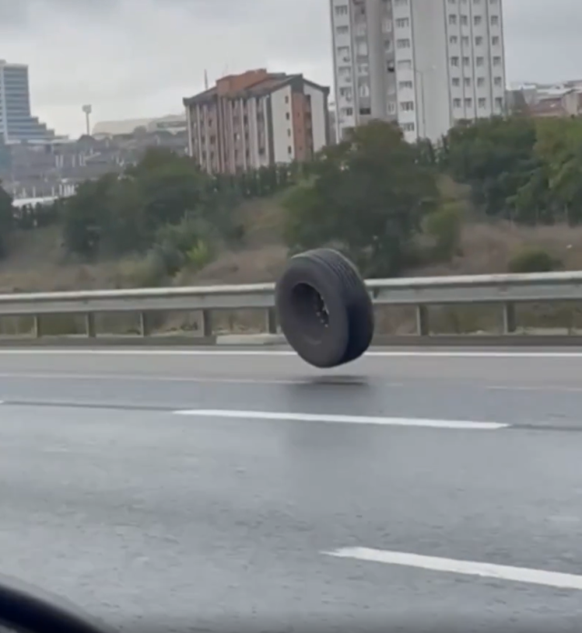 İstanbul’da otoyolda korku dolu anlar: Tırdan kopan dev lastik trafiğe savruldu