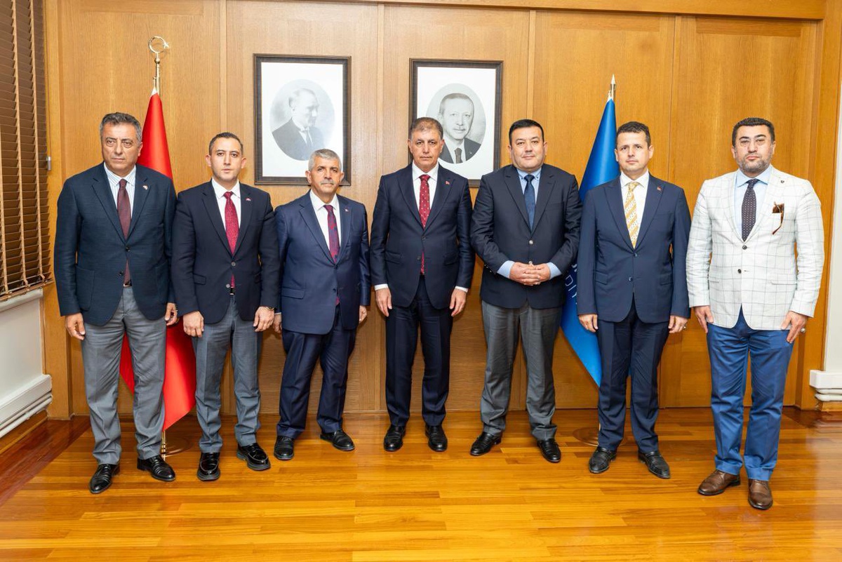 İzmir Büyükşehir Belediye Başkanı Tugay, MHP İzmir İl Başkanı Veysel Şahin\'i ağırladı