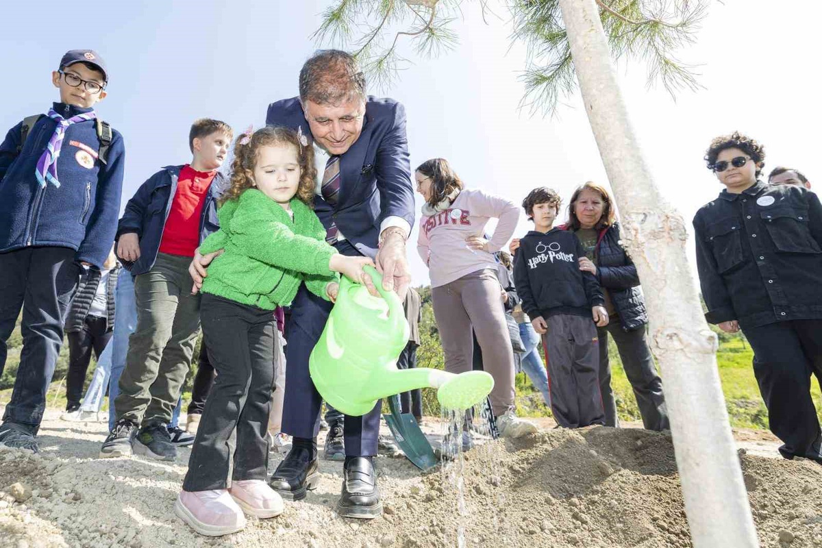 İzmir Büyükşehir, eski döküm sahalarını 106 bin 390 fidanla yeşile döndürüyor