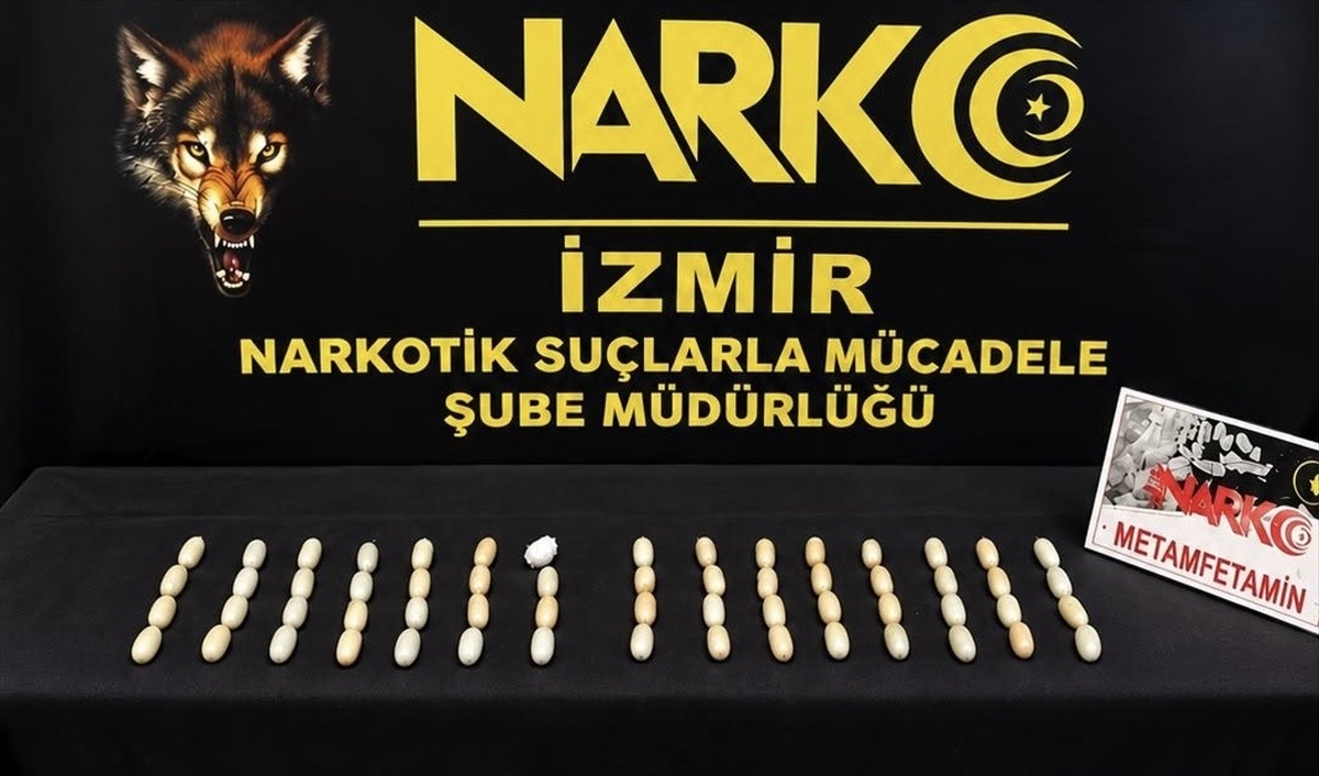 İzmir\'de midelerinden 495 gram sentetik uyuşturucu çıkan 2 zanlı tutuklandı.