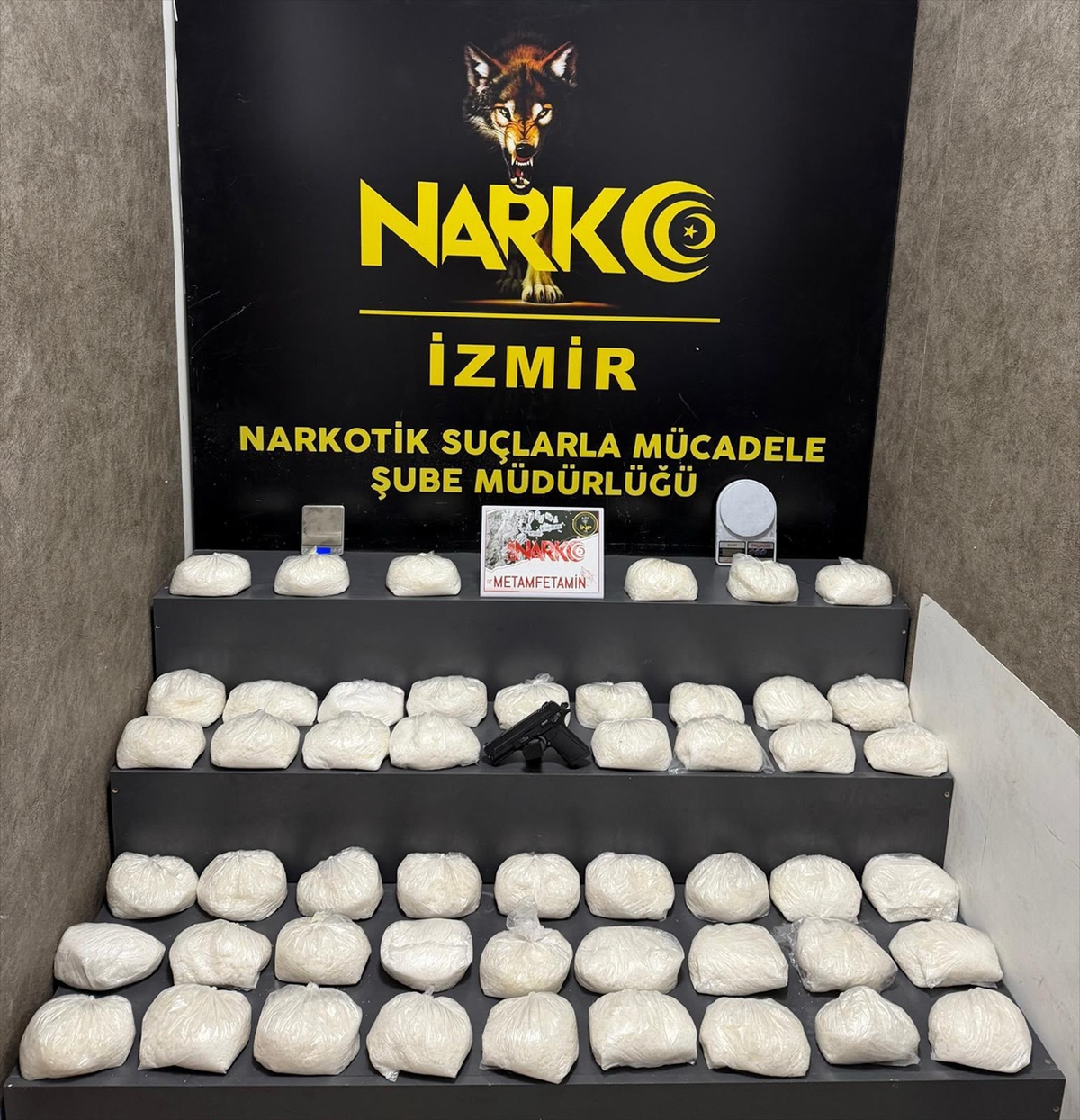 İzmir Karabağlar\'da evinde 32 kilo 450 gram uyuşturucu bulunan şüpheli tutuklandı