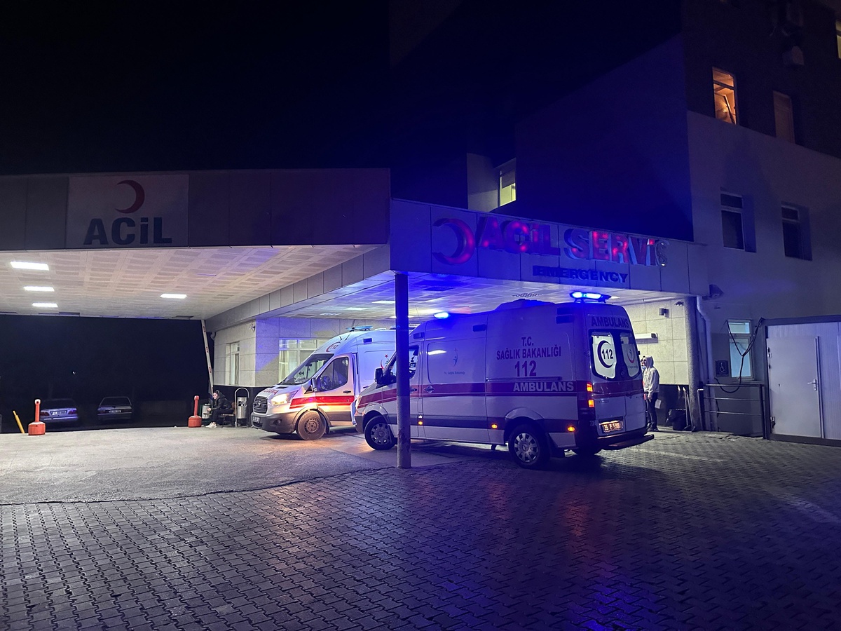 Kemalpaşa\'da aynı firmadan yemek alan iş yerlerinde 80 işçi zehirlenme şüphesiyle hastaneye kaldırıldı