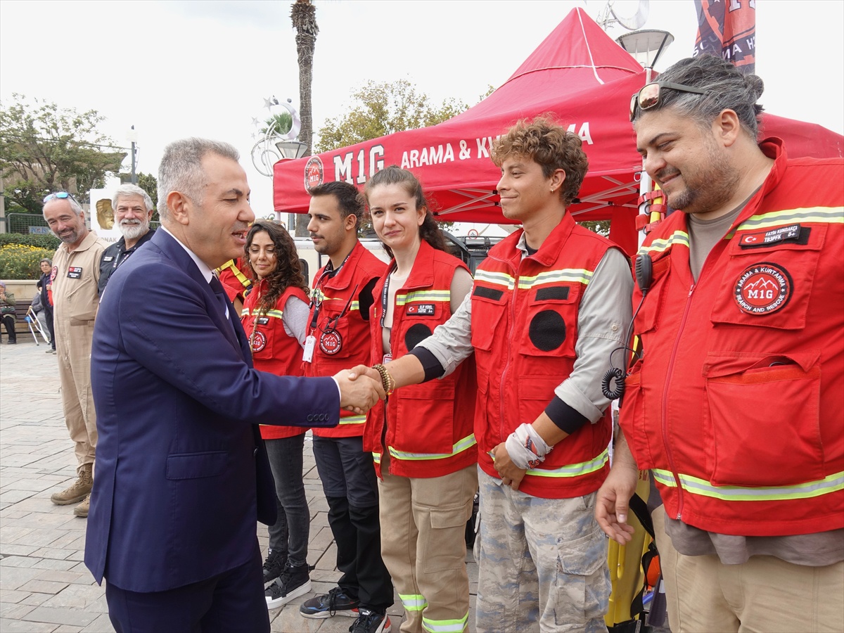 İzmir Konak\'ta afet farkındalık etkinliğinde 17 arama kurtarma ekibi stant açtı