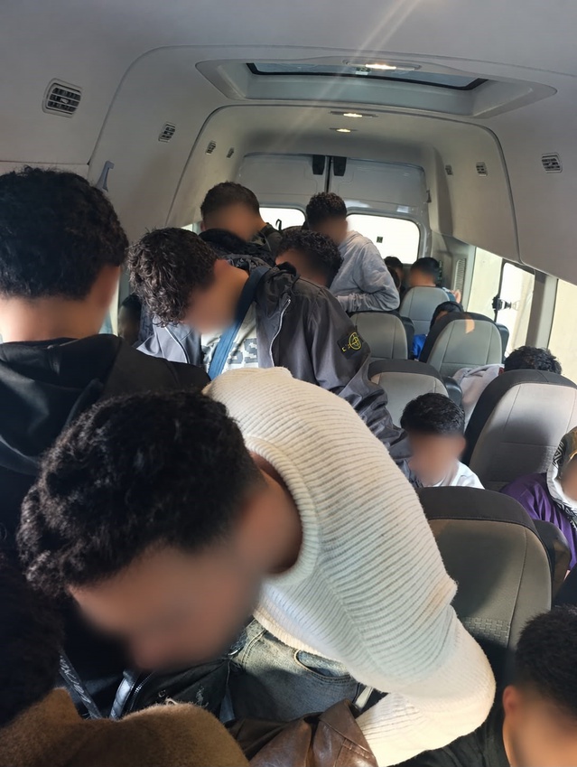 İzmir Urla'da jandarma 34 düzensiz göçmeni yakaladı, sürücü gözaltına alındı