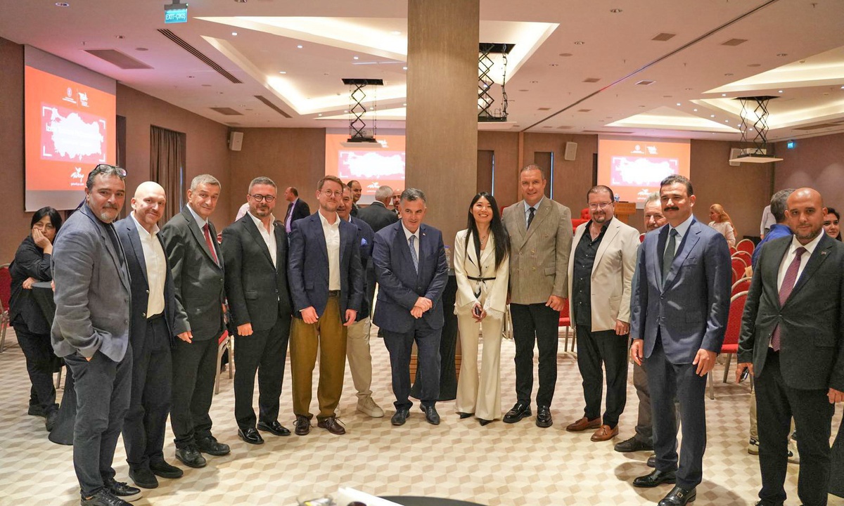 İzmirli turizmciler Çeşme\'de sezonu 12 aya yayacak dijital stratejiyi tartıştı