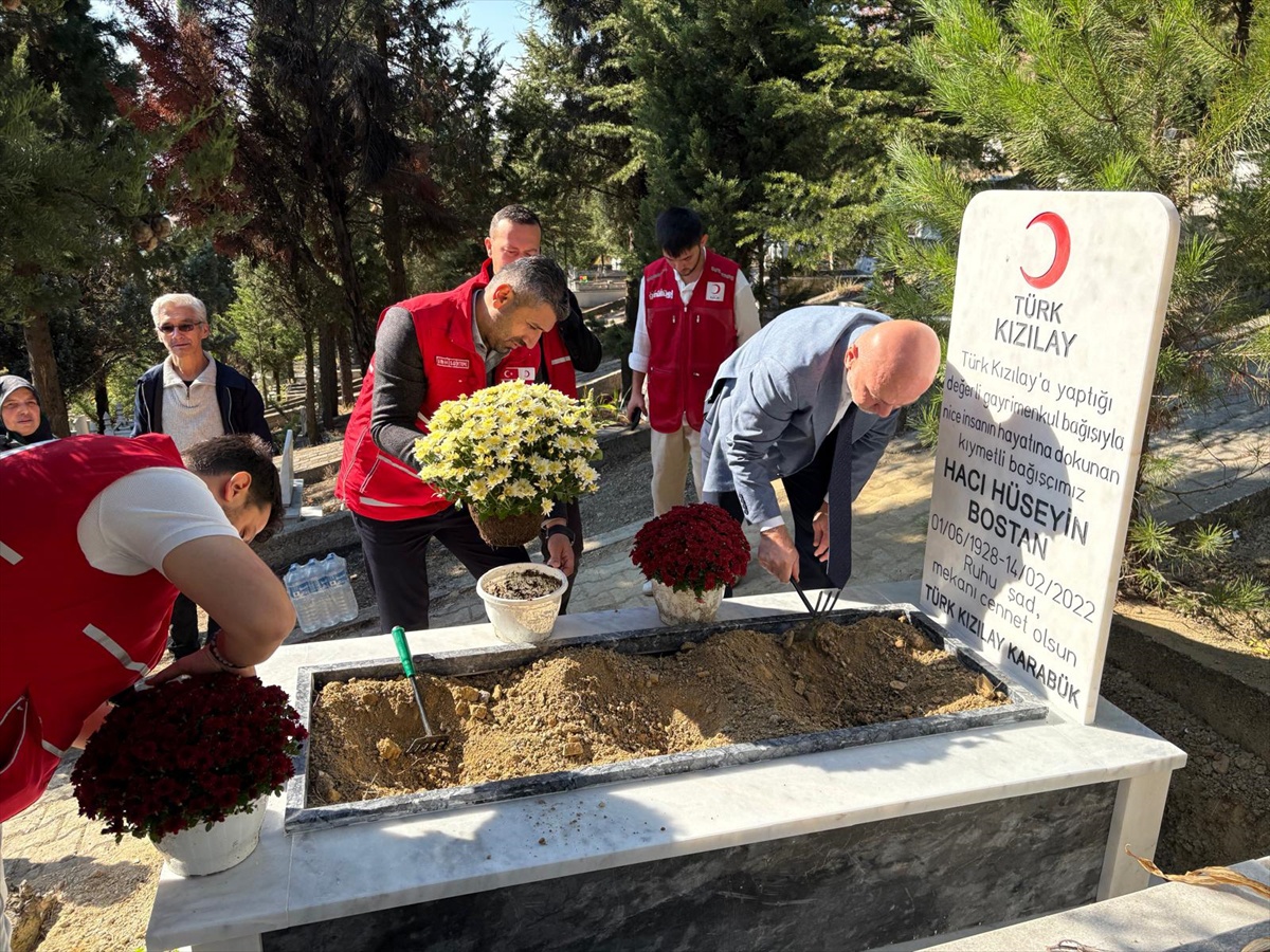 Kızılay Karabük Şubesi, bağışçısı Hacı Hüseyin Bostan\'ın kabrini yaptırdı