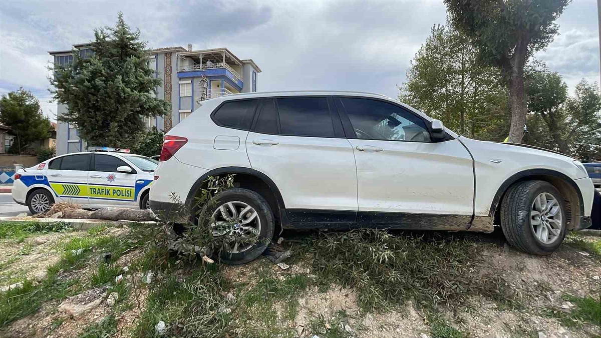 Karaman\'da kontrolden çıkan BMW cip kaldırımdaki ağacı devirdi, yaralanan olmadı