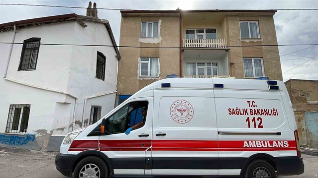 Karaman'da yaklaşık 6 metre yükseklikten düşen 2 yaşındaki çocuk tedavi altına alındı