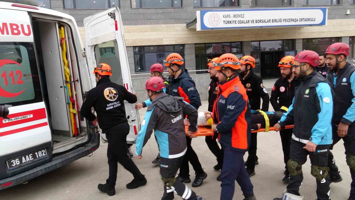 Kars\'ta Fevzipaşa İlk ve Ortaokulu\'ndaki tatbikatta öğrenciler güvenli alana ulaştı