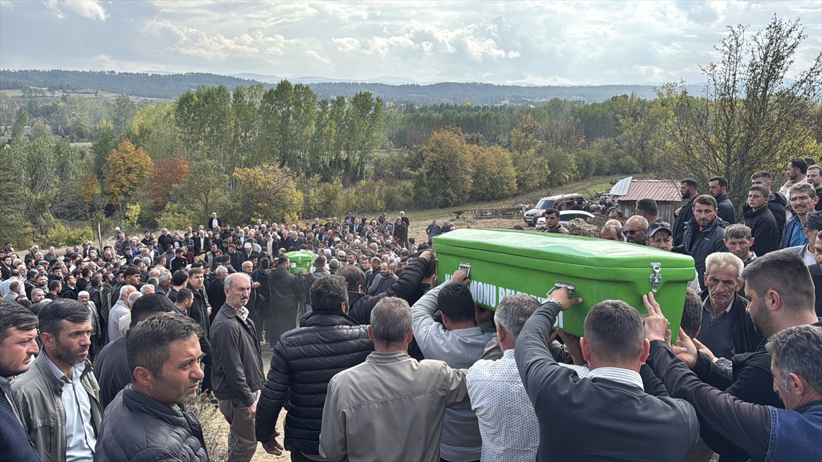 Kastamonu Taşköprü\'de silahlı kavgada öldürülen aynı aileden 4 kişi toprağa verildi