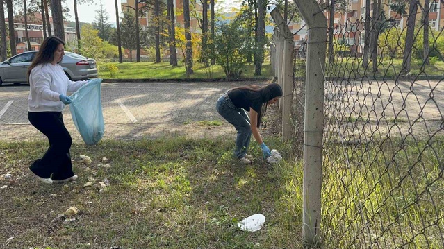 Kastamonu Araç'ta Hikmet Haberal öncülüğünde kampüste 10 torba çöp toplandı