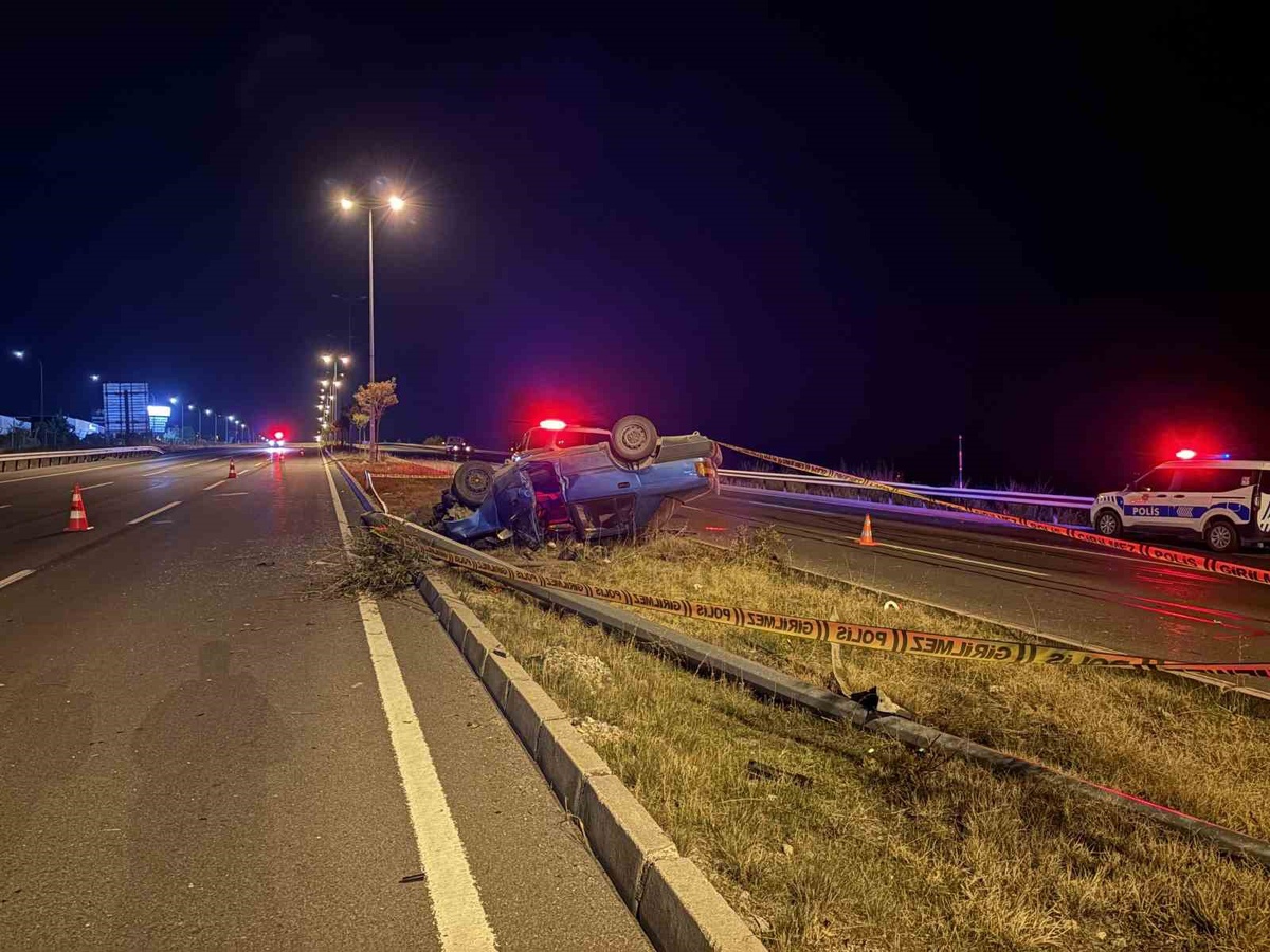 Kayseri\'de aydınlatma direğine çarpan otomobil takla attı, 2 kişi ağır yaralandı