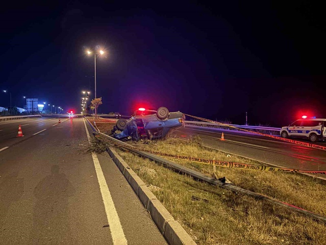 Kayseri'de aydınlatma direğine çarpan otomobil takla attı, 2 kişi ağır yaralandı