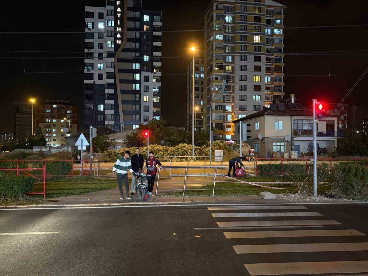 Kayseri Melikgazi\'de motosiklet tramvayla çarpıştı, sürücü hafif yaralandı