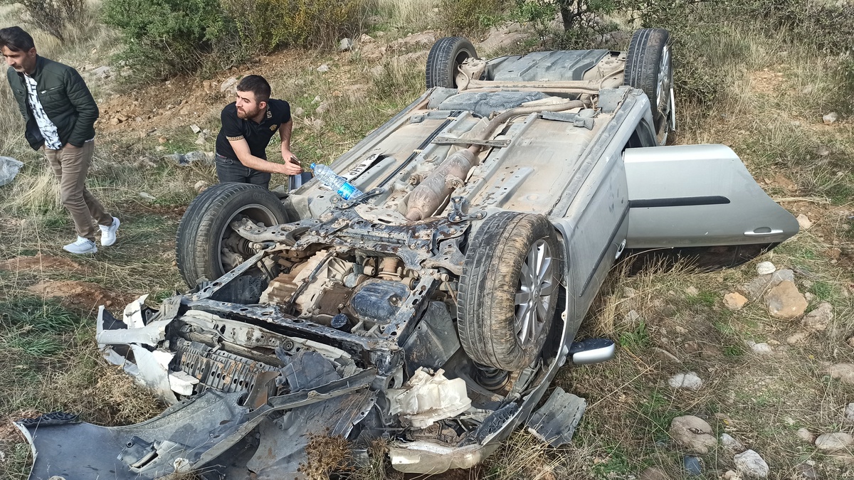 Kayseri Yahyalı\'da otomobil şarampole devrilip ters döndü, 4 kişi yaralandı