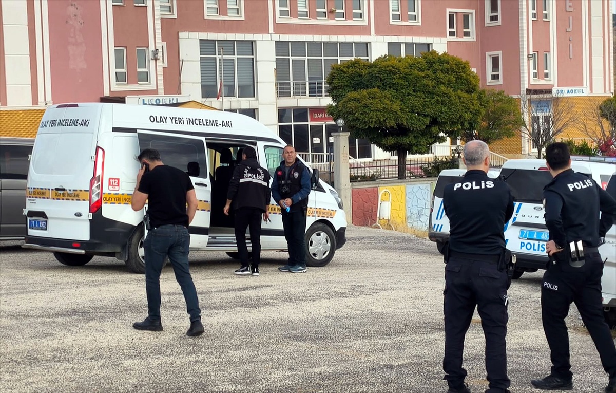 Kırıkkale Ahılı\'da elektrik direğine çıkan 66 yaşındaki kişi akıma kapılarak öldü