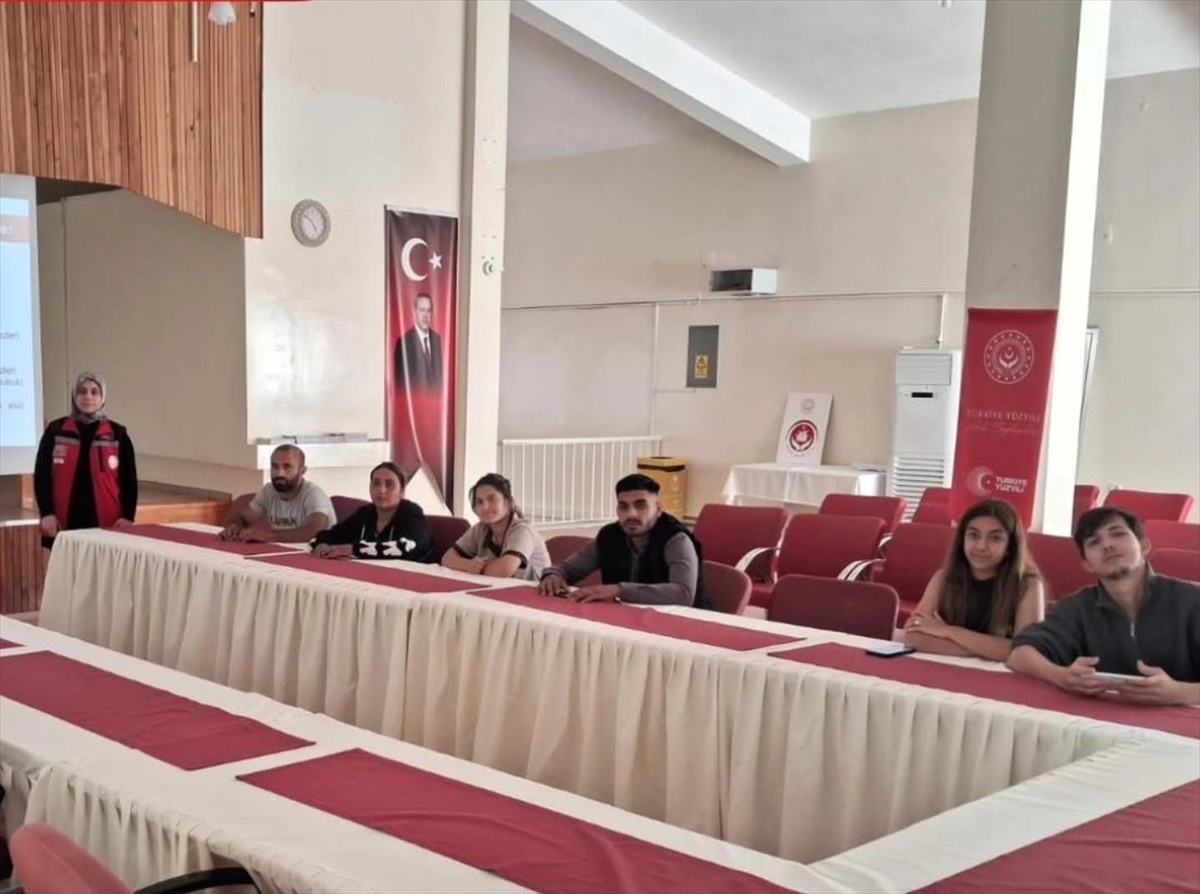 Kırklareli Aile ve Sosyal Hizmetler Müdürlüğü gençleri evlilik öncesi bilgilendirdi
