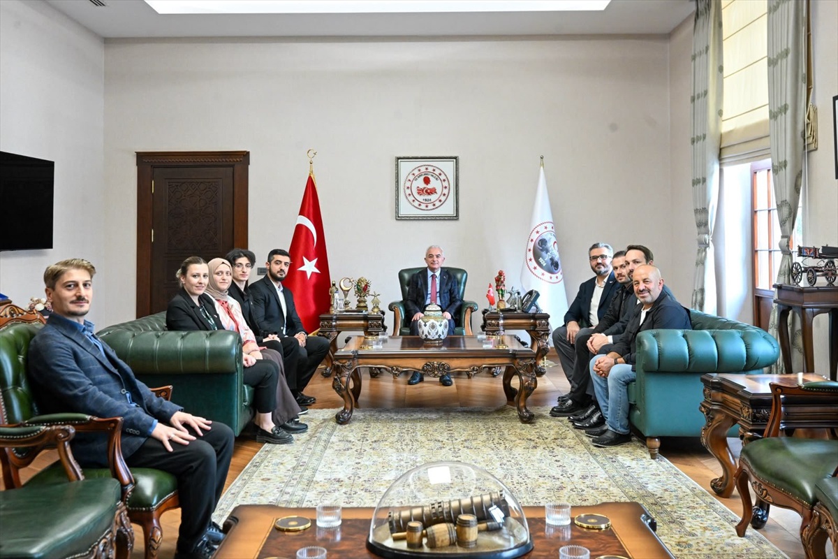 Yeşilay Kırklareli Şubesinin yeni yönetimi Vali Uğur Turan\'ı makamında ziyaret etti