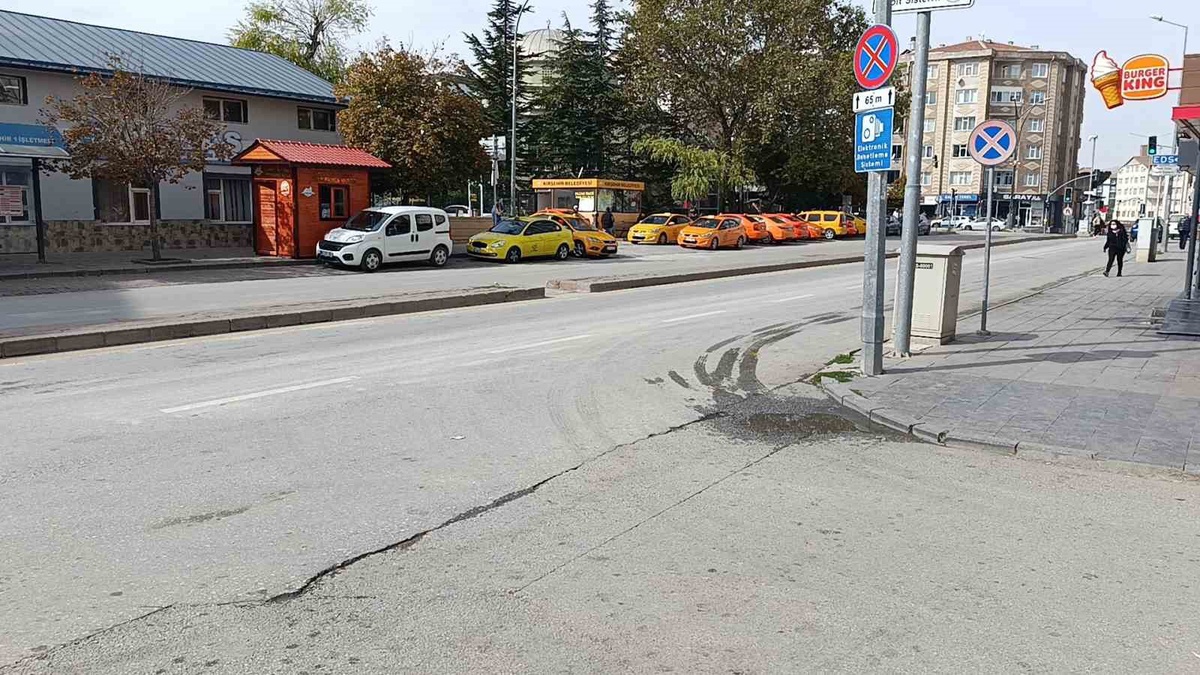 Kırşehir\'de ters yöndeki motosikletin otomobile çarptığı an kamerada, sürücü ayağa kalktı