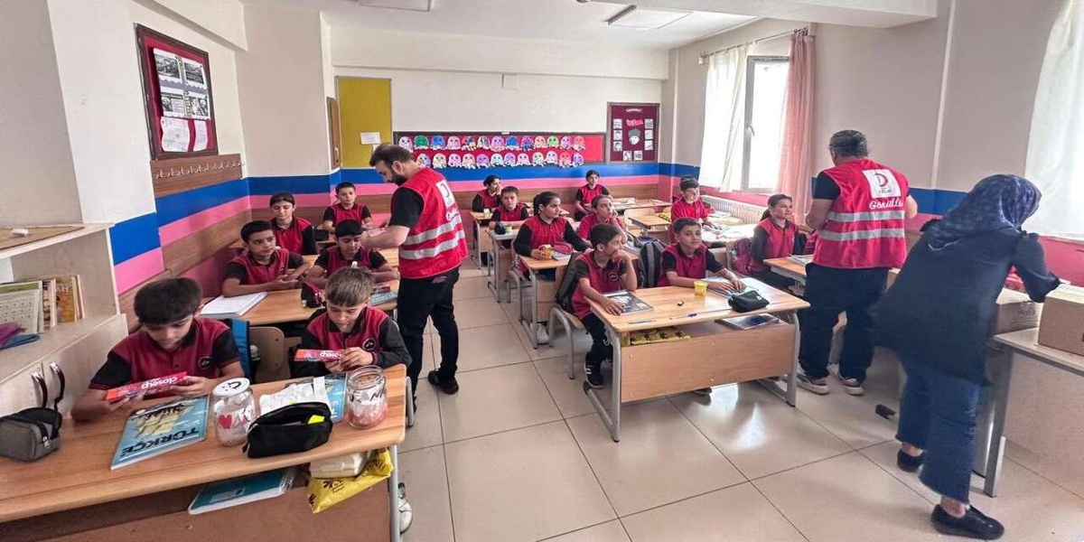 Türk Kızılay Şırnak, Balveren\'deki öğrencilere hijyen seti desteğini sürdürdü